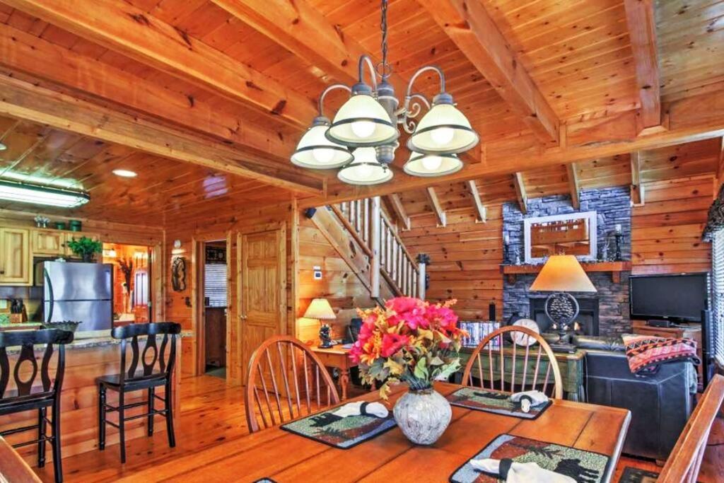 Solid Ground Lodge With Yard! Pigeon Forge Exterior foto
