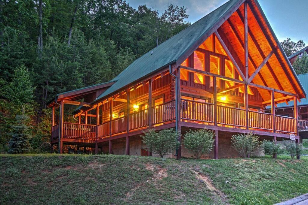 Solid Ground Lodge With Yard! Pigeon Forge Exterior foto